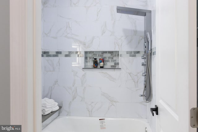 bathroom with tiled shower / bath combo