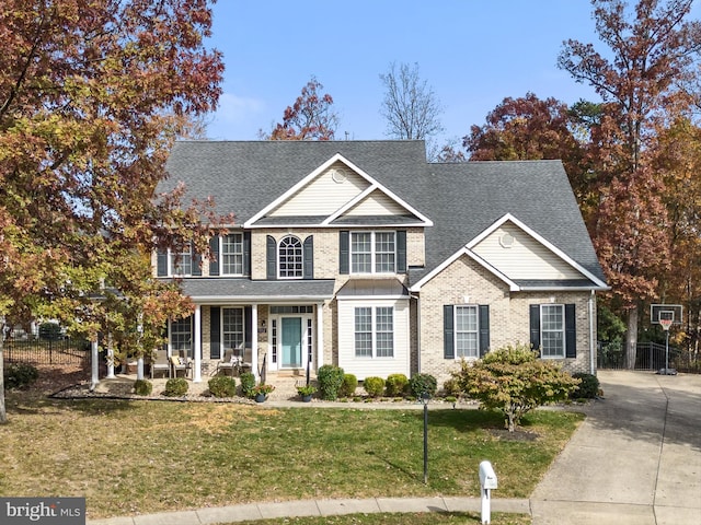 view of front facade featuring a porch and a front lawn