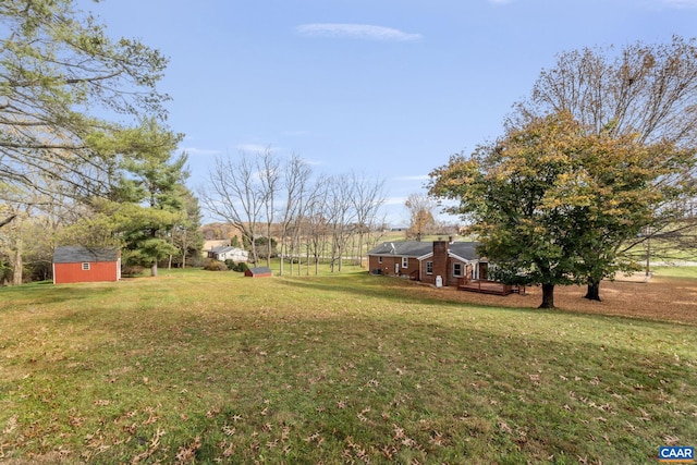 view of yard with an outdoor structure