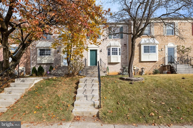 view of front of house featuring a front yard