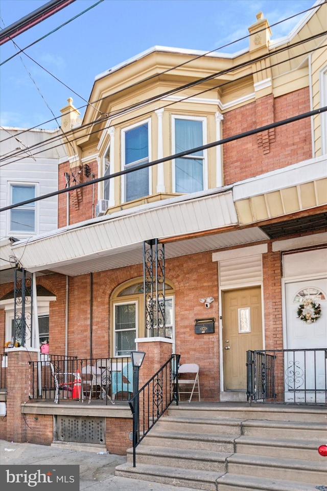 townhome / multi-family property featuring a porch