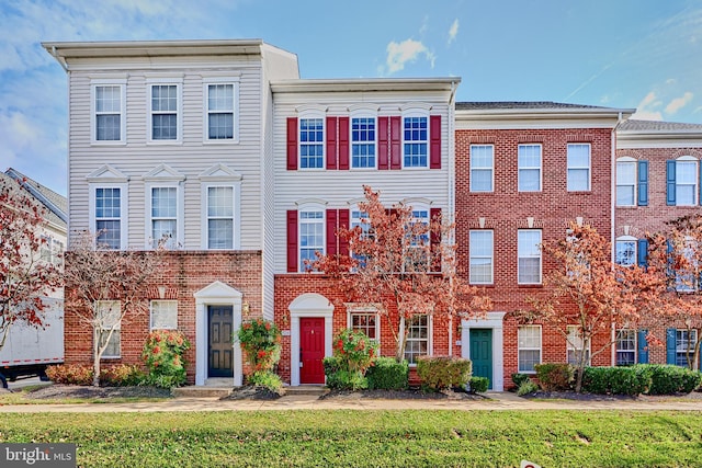 multi unit property featuring a front yard