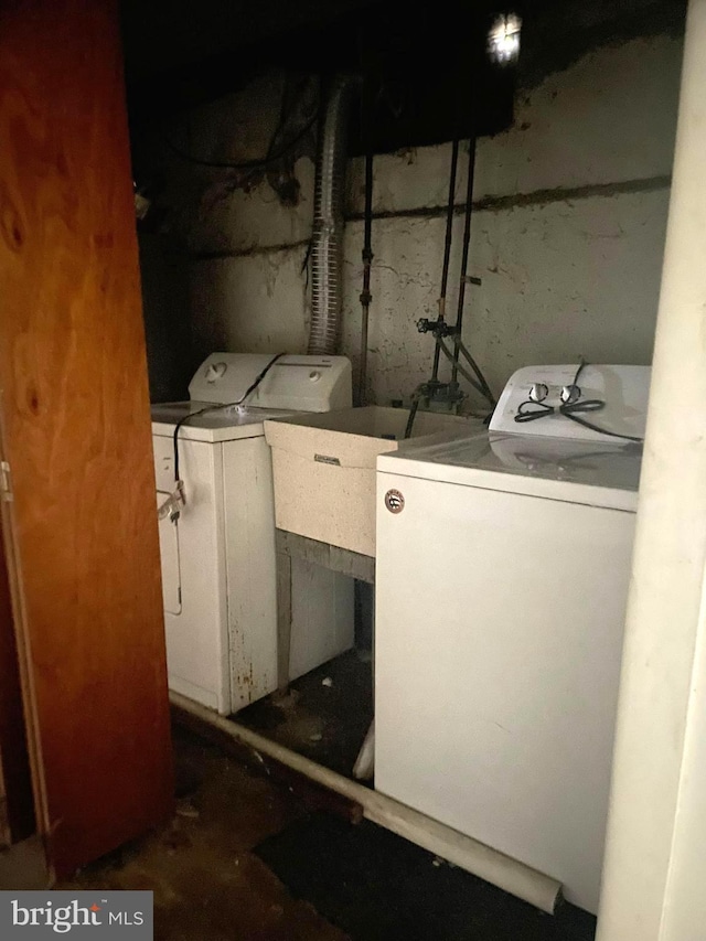 washroom with washing machine and clothes dryer