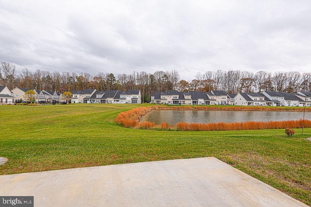 view of yard featuring a water view