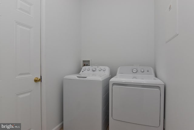 washroom featuring washing machine and clothes dryer