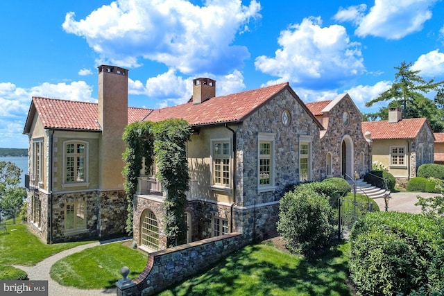 view of front of house with a front lawn