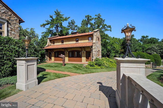 view of front of house featuring a porch and a front lawn