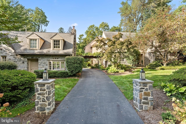 view of front of house featuring a front yard