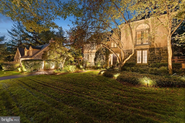 view of front of home featuring a front lawn