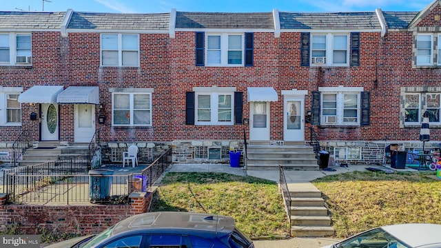 townhome / multi-family property featuring a front yard