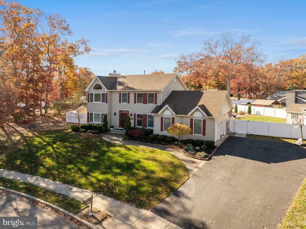 view of front of property with a front lawn