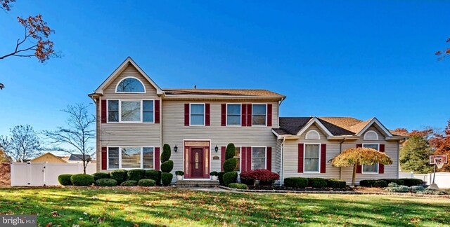 view of front of property featuring a front yard