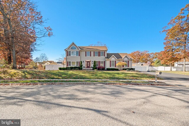 view of front of house with a front lawn