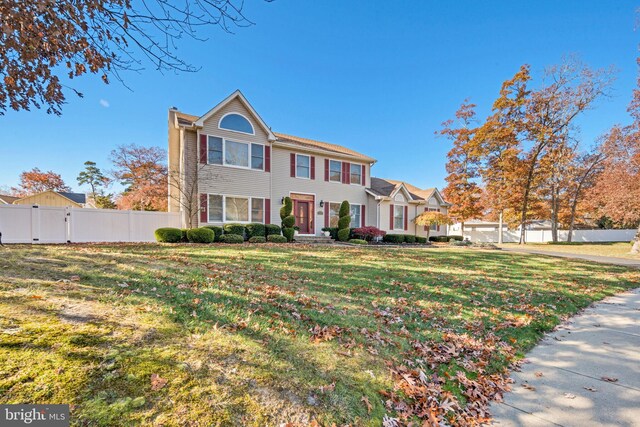 view of front of property featuring a front lawn