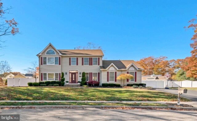 view of front of home featuring a front lawn