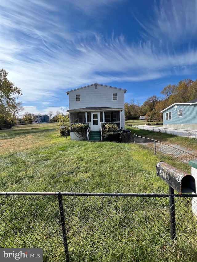 view of front facade featuring a front lawn