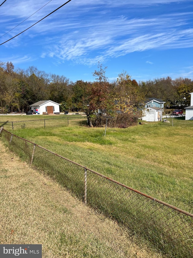 view of yard featuring a rural view