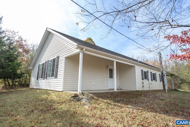 view of front of property with a front yard