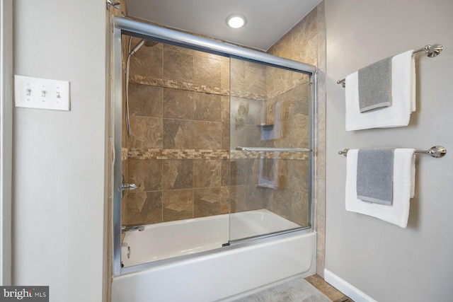 bathroom with combined bath / shower with glass door