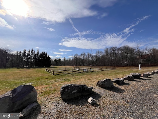 view of yard featuring a rural view