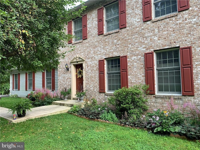 view of front facade featuring a front lawn