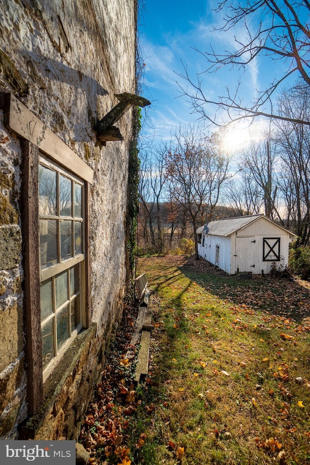 view of yard featuring an outbuilding