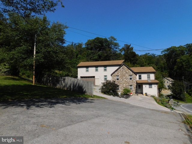 view of front facade with a front yard