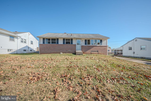 view of front of home featuring a front lawn