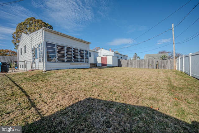 view of yard featuring a shed