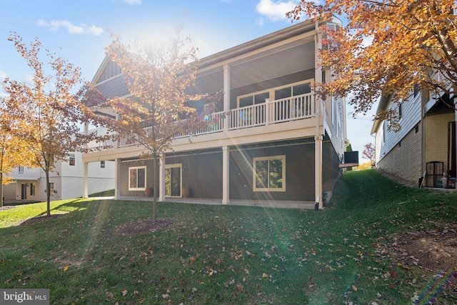 back of house featuring a yard