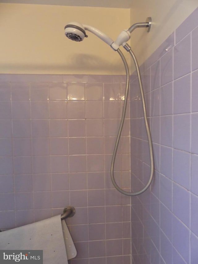 details featuring a tile shower