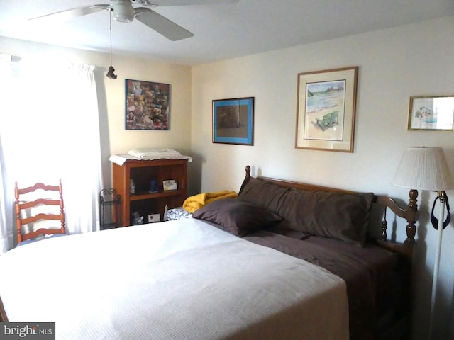 bedroom with ceiling fan