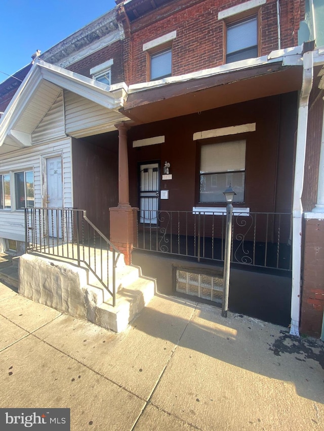 property entrance featuring a porch