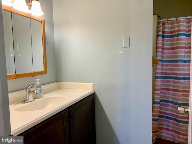 full bath with curtained shower and vanity