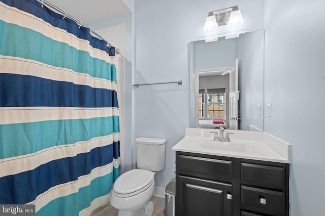 bathroom featuring a shower with curtain, vanity, and toilet