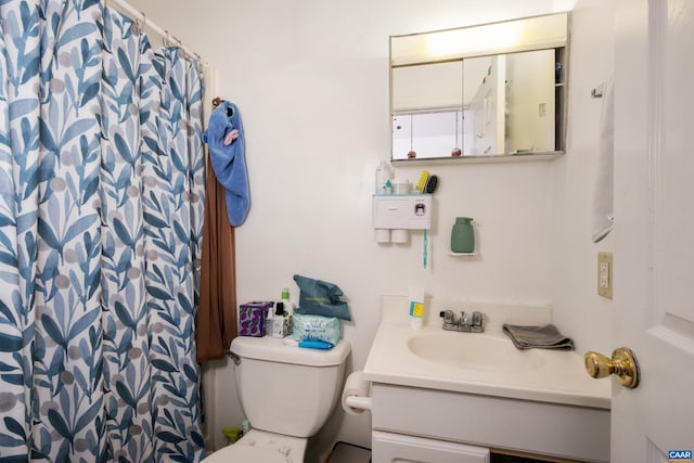 bathroom with toilet, vanity, and curtained shower