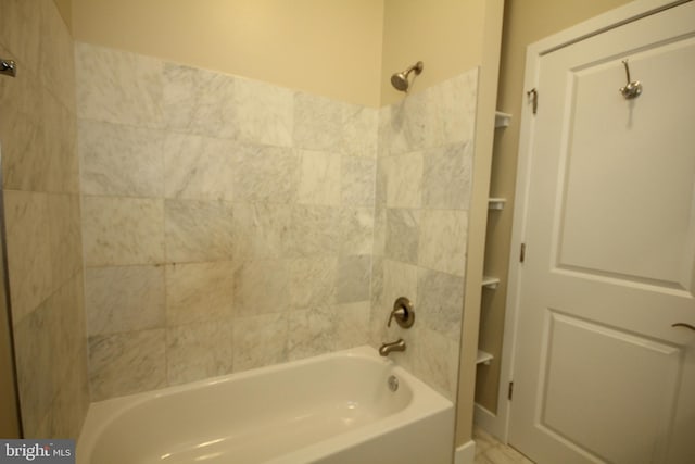 bathroom featuring tiled shower / bath combo