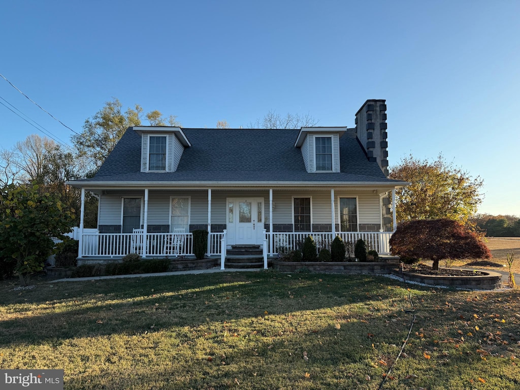 view of front of property with a front lawn and covered porch