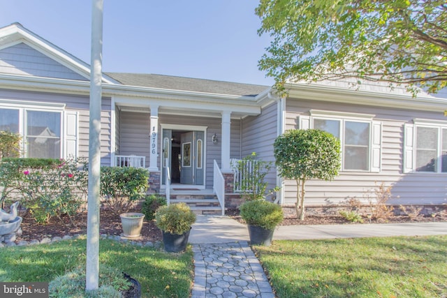 view of front facade with a front lawn and covered porch