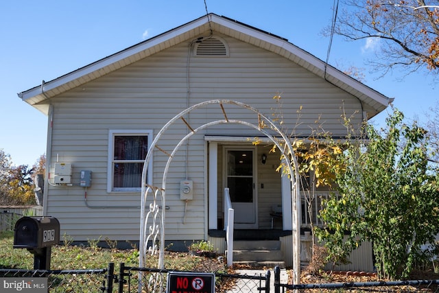 view of front of home featuring a fenced front yard