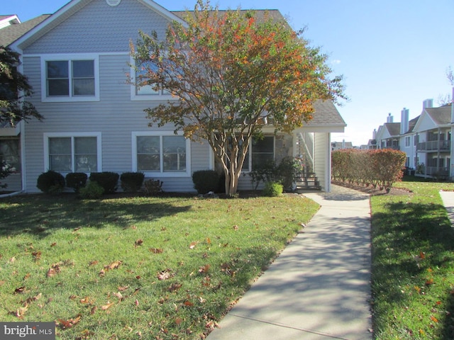 view of front facade featuring a front lawn