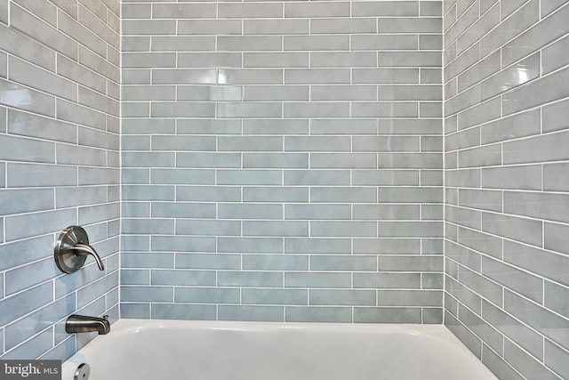 bathroom featuring tiled shower / bath combo