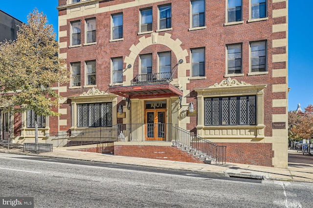 view of front of home featuring a balcony