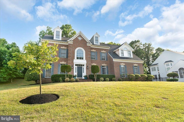 view of front of property featuring a front lawn