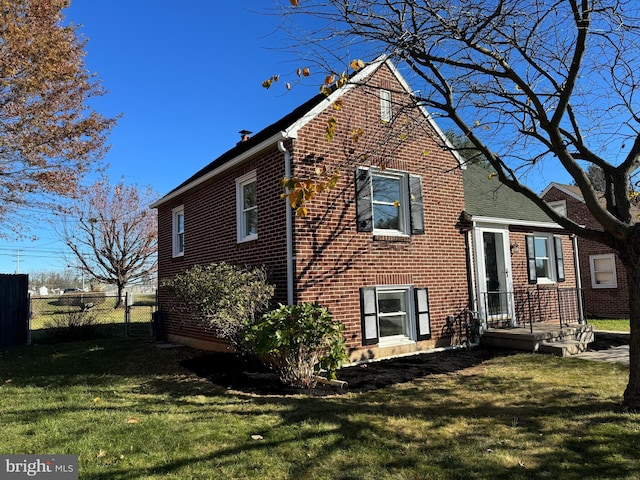 view of front facade with a front yard