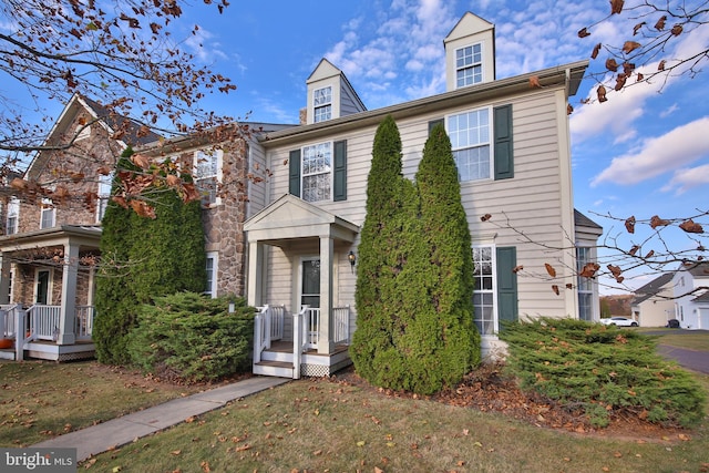 view of front of property featuring a front lawn