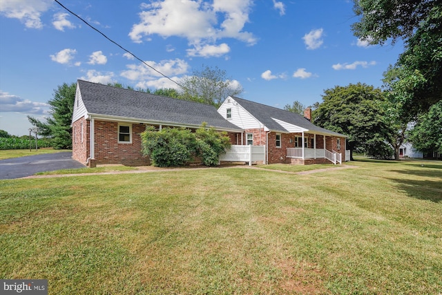 view of front of house with a front lawn