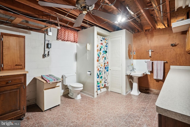 bathroom with toilet, ceiling fan, and curtained shower