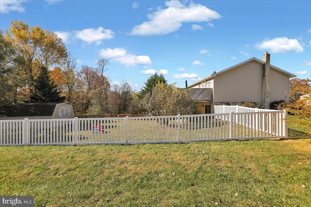 view of yard featuring a shed