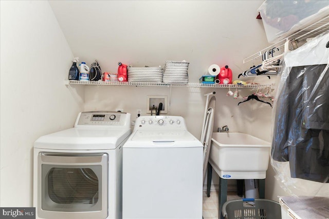 washroom with sink and independent washer and dryer